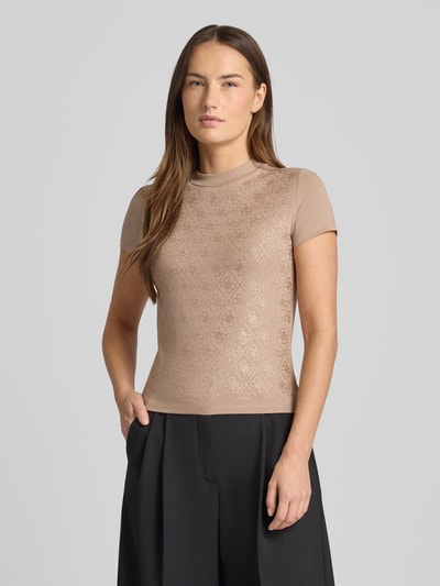 Vrouwenmodel draagt Slim Fit T-Shirt met Allover-Strasssteinbesatz van Guess, beige, elastische katoenmix, logo detail, voorkant bovenlichaam close-up.