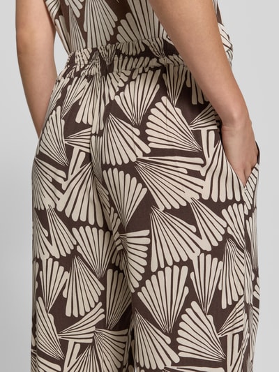 Frauenmodel trägt Wide-Leg-Pants mit französischen Eingrifftaschen von Betty Barclay aus Reine Viskose im Loose-Fit, Detailaufnahme Rückansicht.