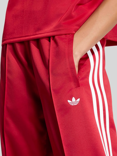 adidas Originals Loose Fit Trainingshose  mit Logo-Stitchings Rot 3