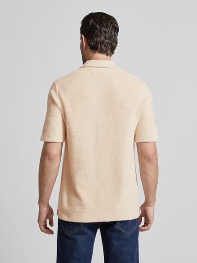 Mężczyzna prezentuje Hemdjacke mit Kaschmir-Anteil od FTC Cashmere, mieszanka bawełny i kaszmiru, krój regular fit, kołnierzyk polo, listwa guzikowa, rękaw o dł. 1/2, długość tyłu w rozmiarze 50: 69 cm, długość rękawów: 28 cm; jasny beż, gładka tekstura; widok z tyłu na całe ciało.