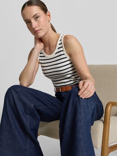 Vrouwenmodel draagt Regular Fit Tank Top aus Baumwoll-Mix van s.Oliver RED LABEL, two tone uitstraling, gestreept patroon, U-hals, brede bandjes, fijne ribstructuur, katoenmix, kleuren wit en donkerblauw, close-up bovenlichaam.
