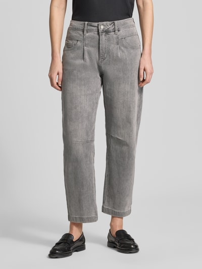 Frauenmodel trägt Straight Fit Jeans mit Viskose-Anteil Modell 'Barrel' von Buena Vista in Grau, 5-Pocket, Nahaufnahme Oberkörper bis Füße, elastischer Baumwoll-Mix.