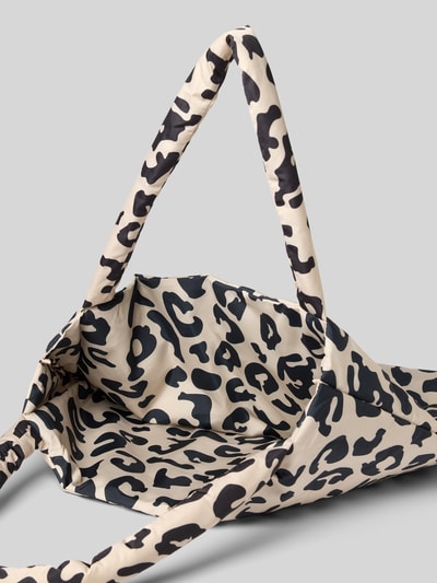 Produktfoto, Tote Bag mit Allover-Animal-Print von Studio Noos in Beige mit schwarzen Animal-Mustern, offenes Hauptfach, Logo-Detail, Schulterriemen