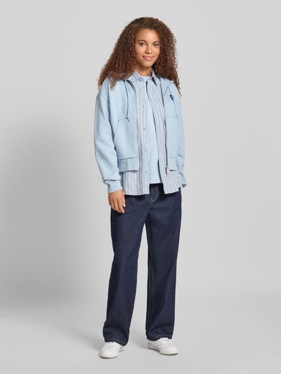 Carhartt Work In Progress T-Shirt mit Label-Badge Modell 'Heart II Hartt' Hellblau 1