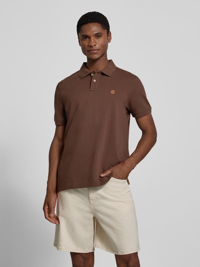 Männermodel trägt Regular Fit Poloshirt mit Label-Stitching von MCNEAL aus Reine Baumwolle, braun, Knopfleiste, Ganzkörperansicht von vorne. Rückenlänge bei Größe M: 70 cm.
