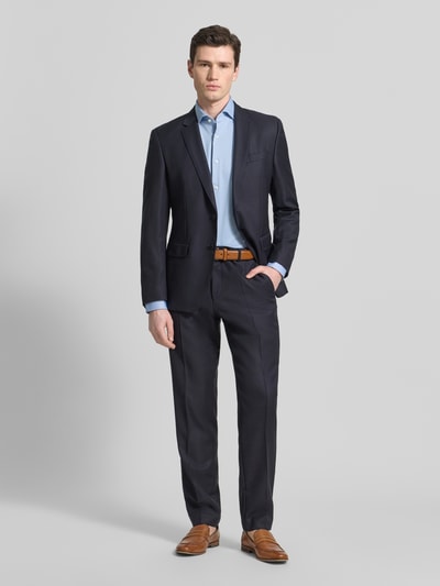 Männermodel trägt Slim Fit Businesshemd aus atmungsaktivem Material Modell 'P-HANK-SPREAD' von BOSS in Hellblau, Ganzkörperansicht von vorne.