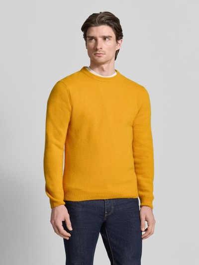 Männermodel trägt Oversized Strickpullover mit gerippten Abschlüssen von Casual Friday, gelb, Rundhalsausschnitt, Ganzkörperansicht von vorne.