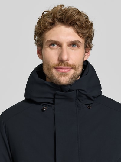 Männermodel trägt donkerblau Heren jack met hooggesloten kraag en verdekte ritssluiting, Model 'WILSON' van Save The Duck, regular fit, detailaufnahme oberkörper, Ruglengte maat M 89 cm, schouderbreedte 46 cm, borstwijdte 51 cm, mouwlengte 68 cm
