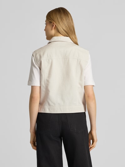 Frauenmodel trägt Relaxed Fit Weste aus Baumwolle-Lyocell-Leinen-Mix von Marc O'Polo, unifarben, Twillstruktur, Ganzkörperansicht Rückansicht.