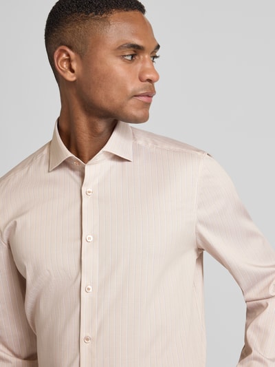 Männermodel trägt Slim Fit Businesshemd aus Baumwoll-Mix mit Kentkragen von OLYMP, helles Stoffdesign mit feinen Streifen, Nahaufnahme Oberkörper. Elastischer Baumwoll-Mix, durchgängige Knopfleiste, Langarm, Sportmanschetten.