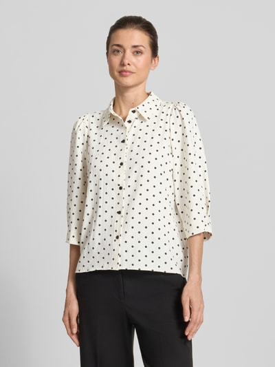 Frauenmodel trägt Regular Fit Bluse mit 3/4-Arm Modell 'Bono' von LOLLYS LAUNDRY, Allover-Look, creme mit schwarzen Punkten, Ganzkörperansicht von vorne.