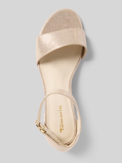 Produktfoto, Sandaletten mit Blockabsatz von Tamaris in schimmerndem Beige, unifarben, abgerundete Schuhspitze, strukturierte Sohle, Allover-Muster, Label-Prägung und Effektgarn, Klettverschluss.