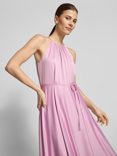 Modelka kobieca nosi Cocktailkleid aus Satin mit Bindegürtel von Jake*s Cocktail, różowy satynowy materiał, krój A-linie, pasek, zbliżenie na górną część ciała