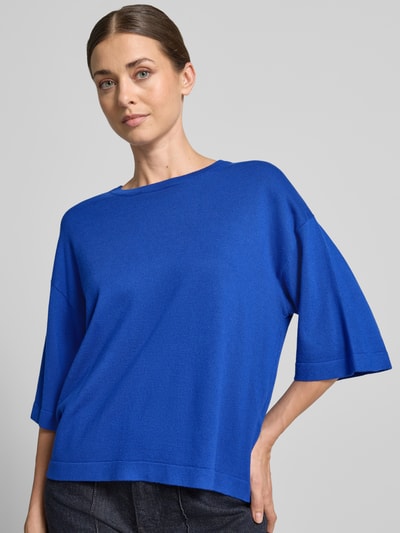 Kobiece model nosi Damski t-shirt z mieszanki wiskozy FREE/QUENT T-Shirt aus Viskose-Mix Modell 'Conny', luźny krój, prążkowany okrągły dekolt, długość tyłu w rozmiarze S: 55 cm, długość rękawów w rozmiarze S: 26 cm, intensywny niebieski kolor, gładka faktura, widok na górną część ciała z przodu.
