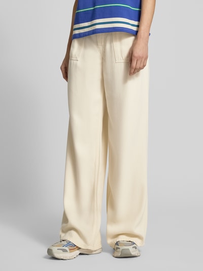 Frauenmodel trägt Wide Leg Jeans aus Lyocell von Tommy Hilfiger in Beige mit 5-Pocket-Design, Denim-Optik, Nahaufnahme Unterkörper.