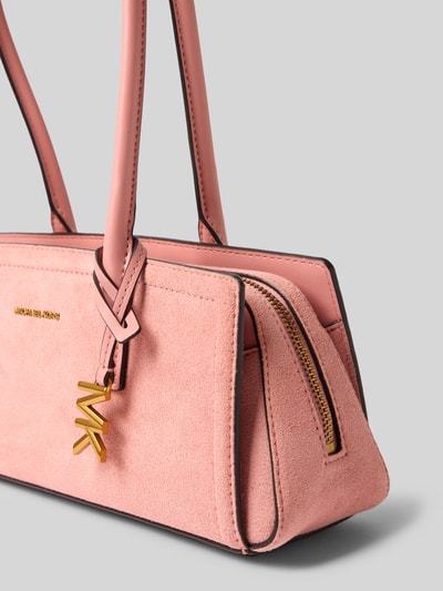 Produktfoto, Handtasche aus Leder mit Label-Applikation Modell 'LAILA' von MICHAEL Michael Kors in Rosa mit goldfarbenem Reißverschluss und Schulterriemen, samtige Textur, 32x13x10 cm, Länge Schulterriemen 56 cm, Detailaufnahme.