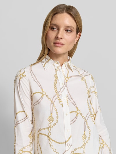 Frauenmodel trägt Regular Fit Bluse im Allover-Look von Gant aus reiner Baumwolle mit Hemdblusenkragen, Knopfleiste, Nahaufnahme Oberkörper.