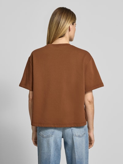 Frauenmodel trägt Sweatshirt mit 1/2-Arm und Rundhalsausschnitt von Rich & Royal, braun, loser Schnitt, Baumwoll-Mix, Ganzkörperansicht Rückansicht.