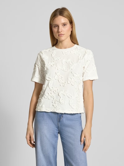 Frauenmodel trägt Blusenshirt mit floraler Zier-Applikation von JAKE*S STUDIO WOMAN in Weiß, Reine Baumwolle, Gerader-Schnitt, Rundhalsausschnitt, Ganzkörperansicht von vorne.