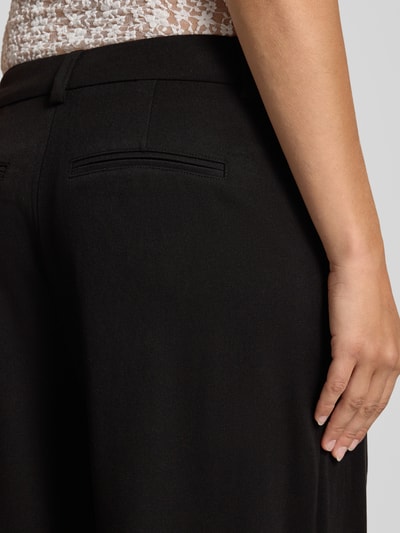 Frauenmodel trägt schwarze Wide Leg Hose mit Viskose-Anteil Modell 'PALINO' von ONLY, Damen Weite Hose, Nahaufnahme Rückansicht.