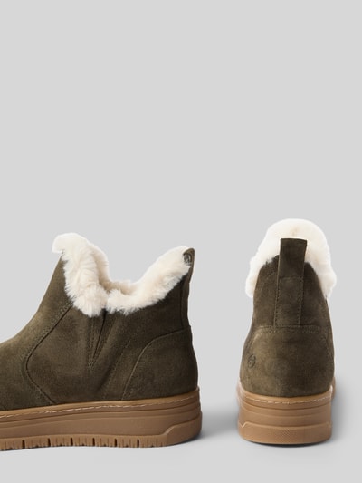 Produktfoto, Chelsea Boots aus reinem Leder von Tamaris mit Optik: Unifarben, Schuhspitze: Rund, Absatzform: Flach, Logo-Prägung, strukturierte Sohle, Materialverarbeitung: Veloursleder, Farbe: Olivbraun, Textur: weiches Leder mit flauschigem Fellrand.