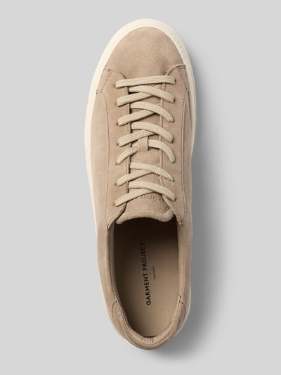 Produktfoto, Sneaker aus echtem Leder Modell 'Kit' von Garment Project, beige Farbe, abgerundete Form, Strukturmuster, glatte Sohle, Größe 45, neutraler Hintergrund