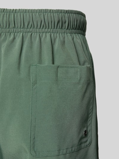 Produktfoto, Badehose mit elastischem Bund und Tunnelzug von MCNEAL für Herren im Material-Mix mit Stretch-Anteil, Regular-Fit, grüne Farbe, seidige Textur, sichtbare Gesäßtasche