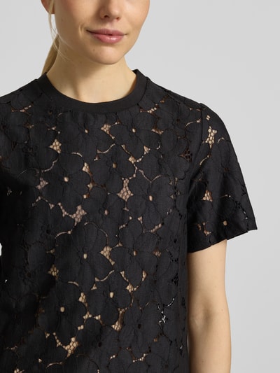 Frauenmodel trägt Regular Fit T-Shirt aus Spitze Modell 'SALLIE' von Vero Moda, Optik: Unifarben, Rundhals, Kurzarm, aus Baumwoll-Mix, Nahaufnahme Oberkörper.