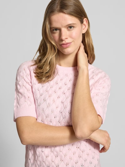 Frauenmodel trägt Regular Fit Pullover mit Woll-Anteil Modell 'LELOU' von Pieces, Optik: Unifarben, Strick, Kurzarm, Nahaufnahme Oberkörper.