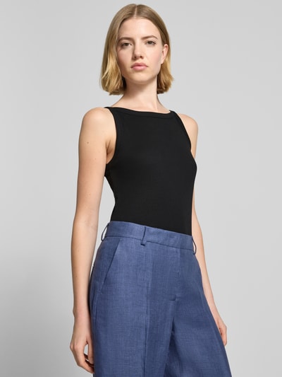 Kobiece model prezentuje Trägertop in Ripp-Optik Modell 'Izli' od OPUS, mieszanka bawełny i elastanu, krój slim fit, okrągły dekolt, kolor czarny, długość tyłu w rozmiarze 36: 51 cm, góra o gładkiej teksturze, pełen widok z przodu