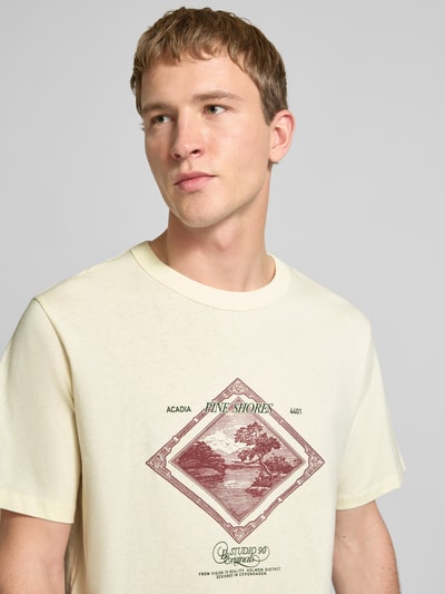Männermodel trägt T-Shirt mit Label-Print Modell 'NIAGARA' von JACK & JONES in Beige, Reine Baumwolle, Gerader Schnitt, Nahaufnahme Oberkörper.