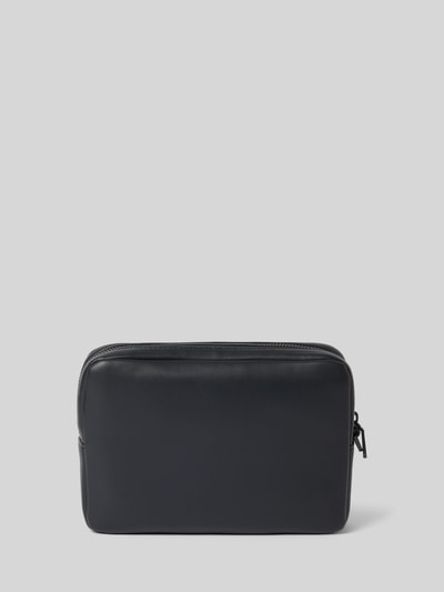 Produktfoto, Henkeltasche mit Label-Prägung von CK Calvin Klein für Herren in schlichtem Schwarz, rechteckige Form, glatte Oberfläche.