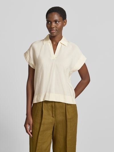Vrouwenmodel draagt Regular fit blouse met korte mouwen uit modalmix model 'Sinula' van OPUS in lichtgeel met gladde textuur, dames kortarmblouse van OPUS, frontale opname van het hele lichaam.