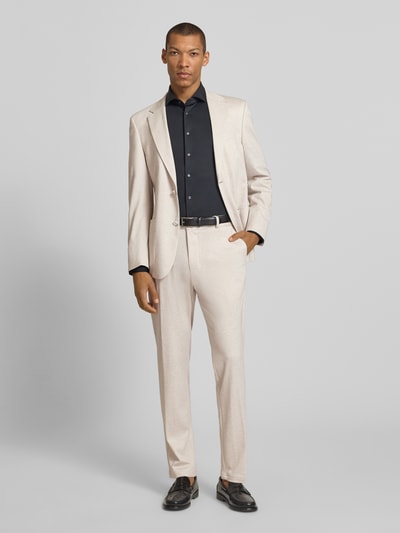 Männermodel trägt Slim Fit Anzughose aus Viskose-Mix Modell 'TIUS2' von Strellson in melierter Optik, Ganzkörperansicht von vorne.