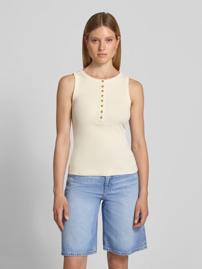 Frauenmodel trägt Tanktop mit Knopfleiste von Jake*s Casual aus Baumwoll-Elasthan-Mix, Slim-Fit, Ripp-Optik, Rundhalsausschnitt, Rückenlänge bei Größe S 53 cm, helle Farbe, glatte Textur, dezente Knopfleiste, ganzkörperansicht von vorne.