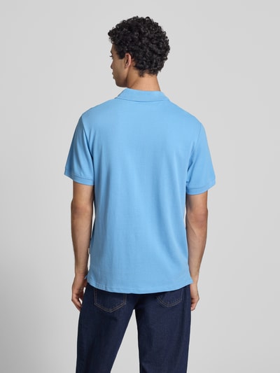 Männermodel trägt Regular Fit Poloshirt mit Stitching Modell 'FELISE' von Blend in Hellblau, reine Baumwolle, Rückenansicht, Ganzkörperansicht Rückansicht.