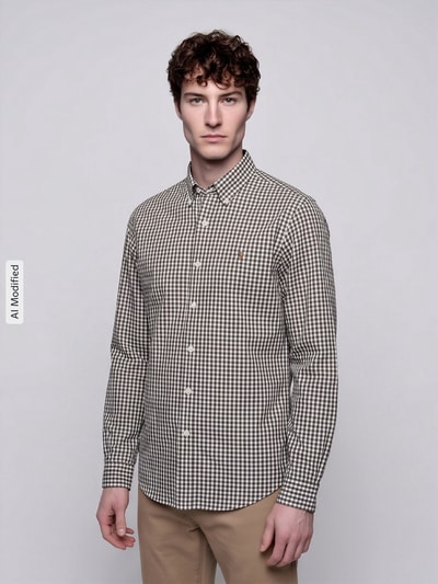 Männermodel trägt Custom Fit Freizeithemd aus reiner Baumwolle von Polo Ralph Lauren, kariertes Muster in Braun und Weiß, Ganzkörperansicht von vorne, KI-modifiziertes Bild.