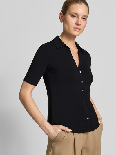 Frauenmodel trägt Regular Fit 3/4-Shirt aus Viskose-Mix von Marc O'Polo in Schwarz, unifarben, V-Ausschnitt, Nahaufnahme Oberkörper.