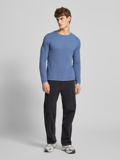 Männermodel trägt blauen Basic Strickpullover mit Rundhalsausschnitt und Rollkanten von REVIEW, Regular Fit, Ganzkörperansicht von vorne