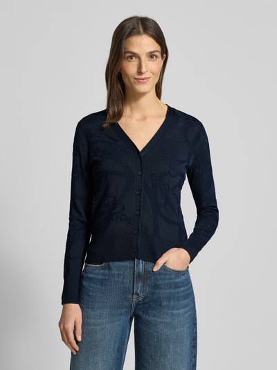 Vrouwenmodel draagt gebreid jack met knoopsluiting Modell 'DENZEL' van Lauren Ralph Lauren, mix van viscose en katoen, regular fit, ribboorden, V-hals, donkerblauw, vooraanzicht van het hele lichaam.