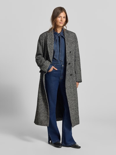 Frauenmodel trägt Straight Fit Jeans mit Gehschlitzen von MYON, dunkles Blau, 5-Pocket-Design, Knopf- und Reißverschluss, Ganzkörperansicht von vorne.