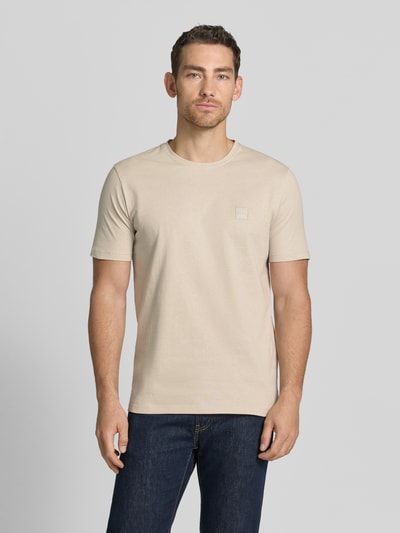Männermodel trägt Regular Fit T-Shirt aus reiner Baumwolle Modell 'TALES' von BOSS Orange, Optik: Unifarben, Label-Patch, Rundhals, Kurzarm, Ganzkörperansicht von vorne.