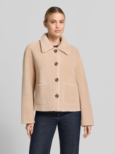 Frauenmodel trägt Regular Fit Jacke aus reiner Wolle von OAKWOOD in Beige mit Umlegekragen und Knopfleiste, Ganzkörperansicht von vorne.