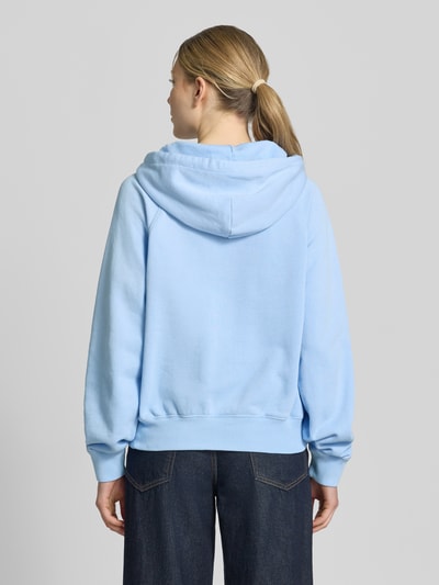 Frauenmodel trägt Regular Fit Hoodie aus Baumwoll-Mix von Polo Ralph Lauren, unifarben hellblau, Sweat-Material, Ganzkörperansicht Rückansicht.