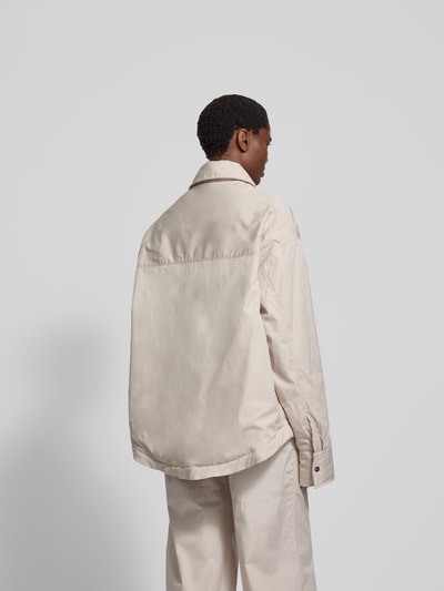 Männermodel trägt Jacke mit Hemdblusenkragen von black palms in Beige, Reine Baumwolle, Lockerer-Schnitt, Rückenlänge 79 cm, Ganzkörperansicht Rückansicht.