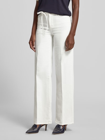 Frauenmodel trägt Wide Fit Jeans im 5-Pocket-Design von Liu Jo White aus elastischem Baumwoll-Mix in Weiß mit abnehmbarem Taillenband, Nahaufnahme Oberkörper.