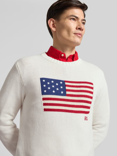 Męski model nosi Strickpullover mit Rundhalsausschnitt od Polo Ralph Lauren, biały, motyw flagi USA, czysta bawełna, regular fit, półzbliżenie górnej części ciała.