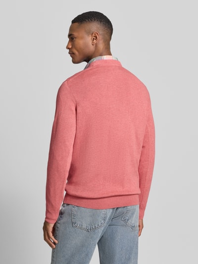 Mannenmodel draagt Regular Fit Strickpullover aus reiner Baumwolle Modell 'PIMA' van Barbour in roze melange, gebreide structuur, label stitching, lange mouw, geribde boorden, crew neck, geheel van katoen, volledige lichaamsweergave achteraan.