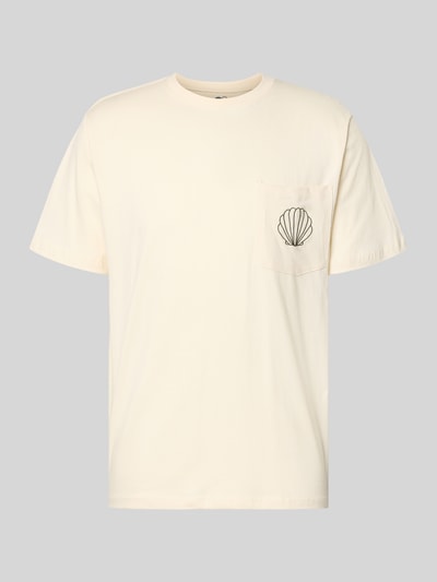 Produktfoto, T-Shirt mit Brusttasche und Stitching Modell 'Ilfracombe' von BOARDIES in Creme, reine Baumwolle, Regular-Fit, Rundhalsausschnitt, dezente Struktur, Rückenlänge bei Größe M 71 cm.