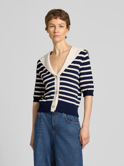 Frauenmodel trägt Cardigan aus Viskose-Mix mit 1/2-Arm von Rich & Royal in Dunkelblau-Creme gestreift, Regular Fit, Nahaufnahme Oberkörper.